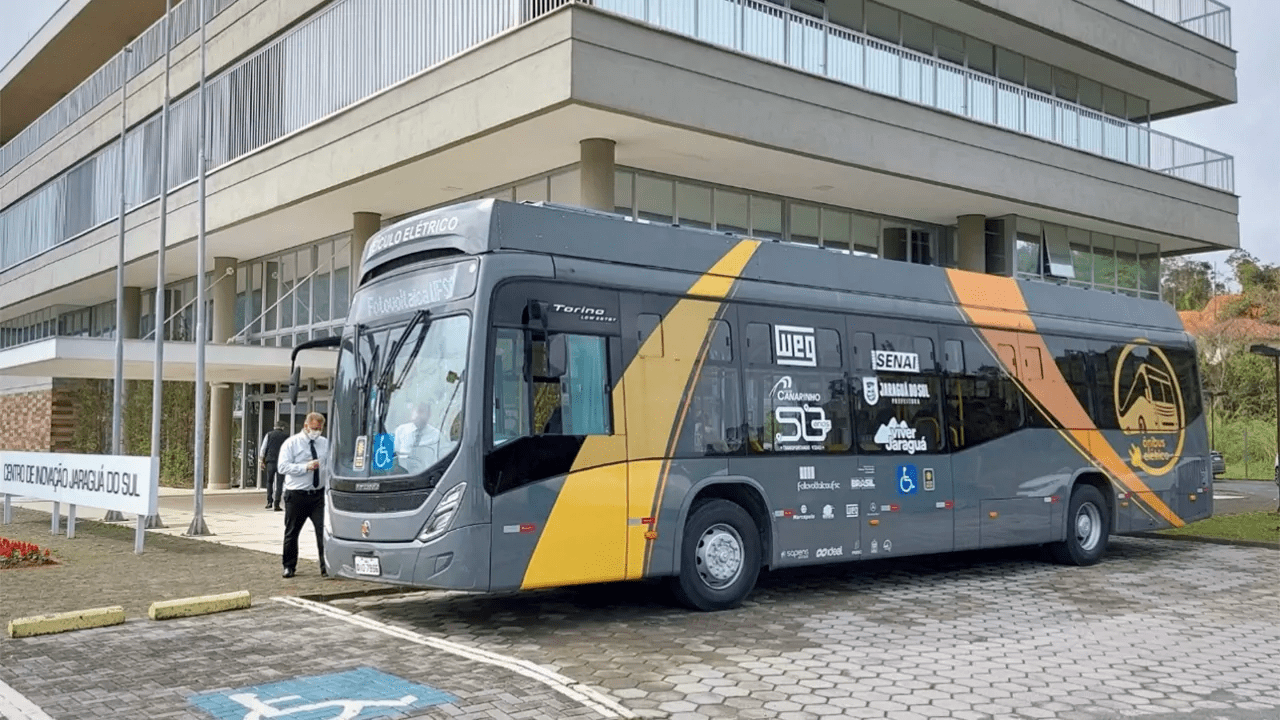 Onibus-eletrico-solar-criado-por-brasileiros-bate-recorde-ao-percorrer-100-mil-quilometros-sem-usar-nenhum-tipo-de-combustivel-fossil.png