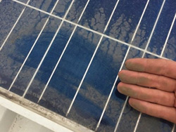 Porque os painéis solares ficam sujos